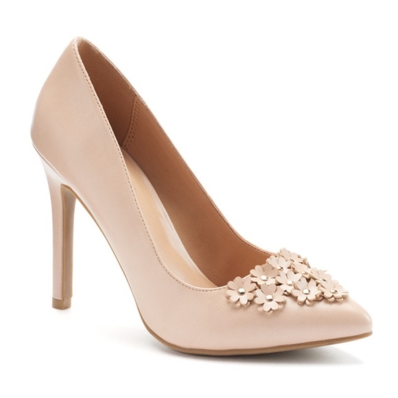 LC Lauren Conrad Shoes - LC Lauren Conrad Nude Floral Detail Pumps NWT